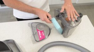 How to clean a vacuum filter