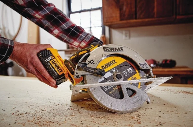 Best Circular Saw Cordless Reviews 2021 [Buyer’s Guide]